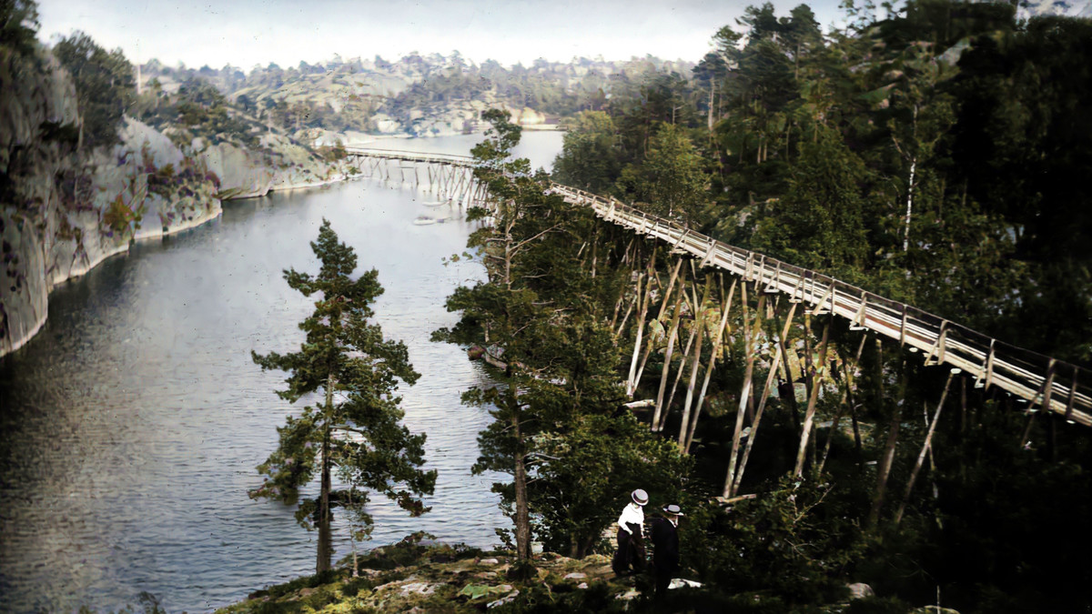 Isrenneanlegget på Helle ved Kragerø. Isrenna mellom isdam og ishus kunne være opp til flere kilometer lange.  Foto: Johan Lyng Olsen/Berg-Kragerø museum