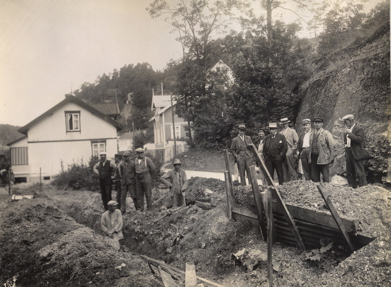 Mannen med mørk dress og hatt, nr. 9 fra venstre er dr. Nicolay Coch, vet du hvem noen av de andre er? Ta kontakt